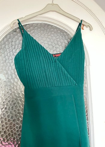 Zümrüt yeşili uzun yırtmaçlı abiye elbise - Görsel 3