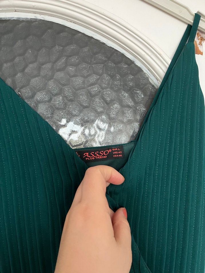 Zümrüt yeşili uzun yırtmaçlı abiye elbise - Görsel 5