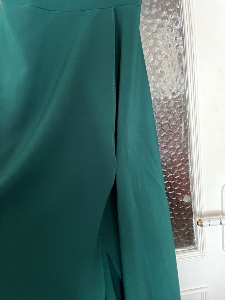 Zümrüt yeşili uzun yırtmaçlı abiye elbise - Görsel 4