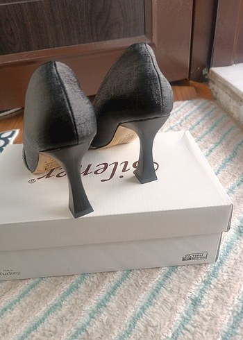 37 Beden siyah Tokalı Stiletto