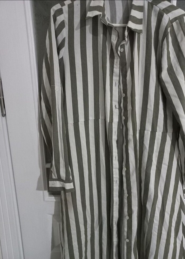 Önden düğmeli uzun elbise - Görsel 4