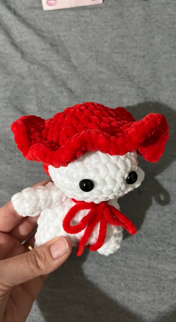 Kırmızı şapkalı beyaz peluş oyuncak - Görsel 2