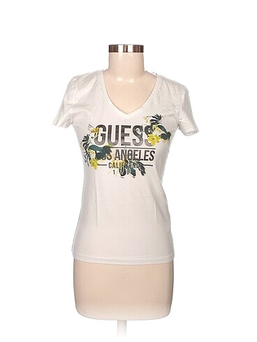 Guess T-shirt %70 İndirimli.