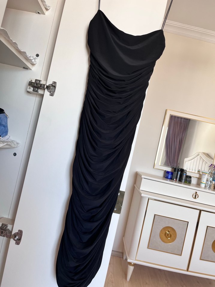 siyah ince askılı drapeli midi elbise - Görsel 2