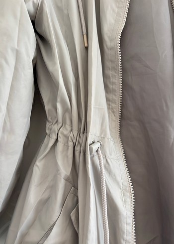 Gri kapüşonlu ince mevsimlik kadın yağmurluk - Görsel 2