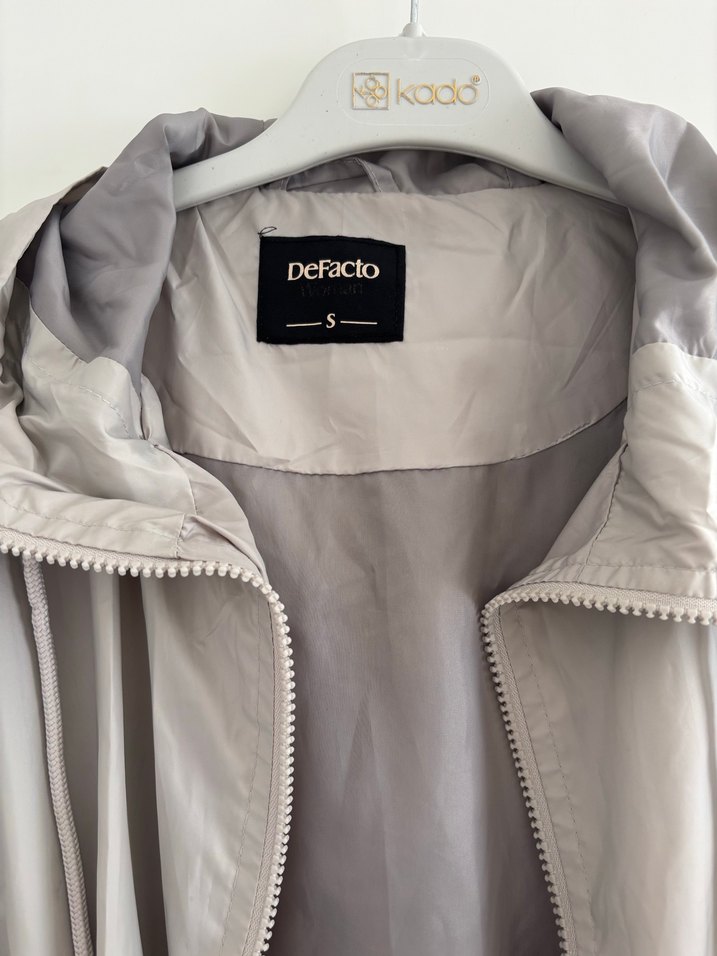 Gri kapüşonlu ince mevsimlik kadın yağmurluk - Görsel 3