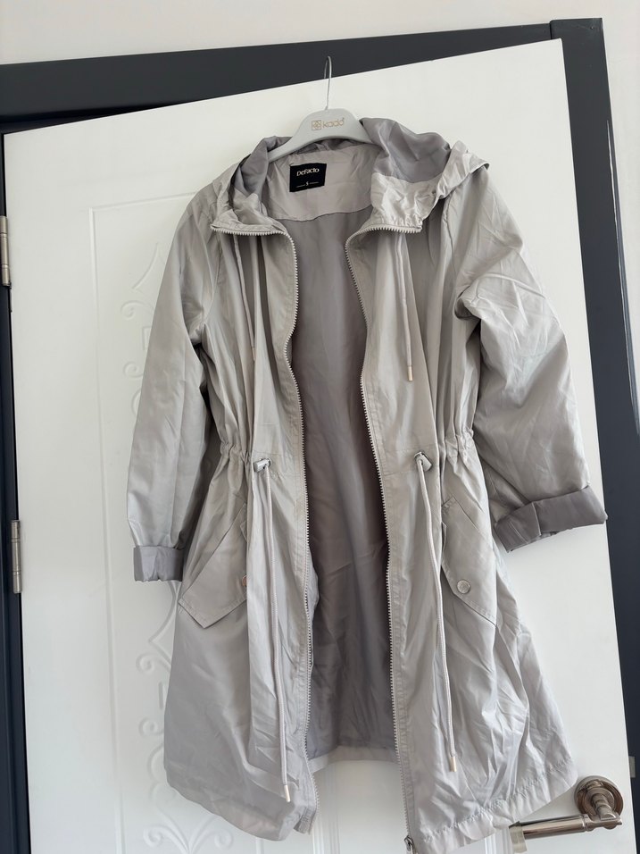 Gri kapüşonlu ince mevsimlik kadın yağmurluk - Görsel 4