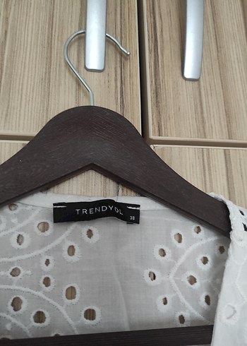 Düğmeli V Yaka Nakışlı Kadın Bluz - Görsel 2