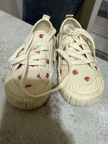 Orijinal Kız çocuk Converse ve zara çilekli ayakkabı