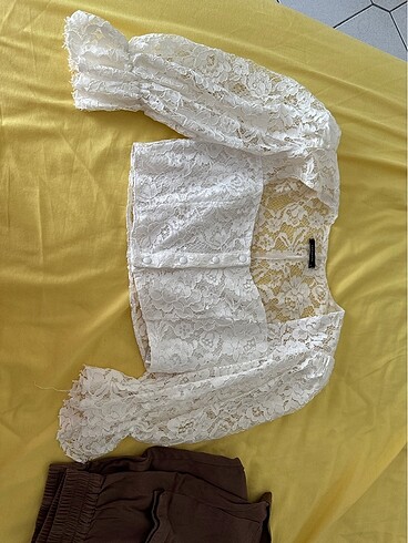 Beyaz dantel crop