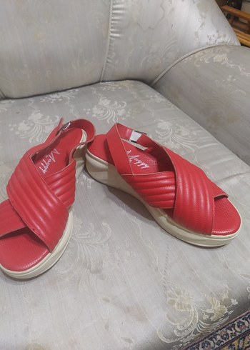 Kırmızı Tokalı Dolgu Topuk Kadın Sandalet - Görsel 2