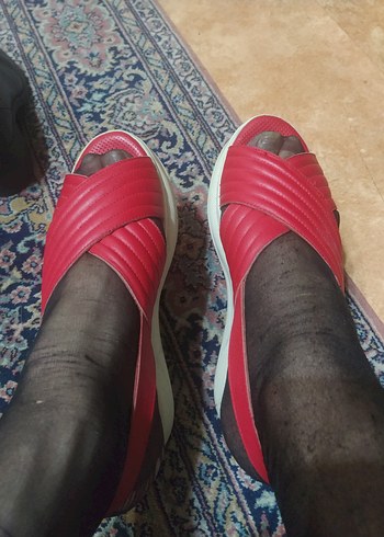 Kırmızı Tokalı Dolgu Topuk Kadın Sandalet - Görsel 4