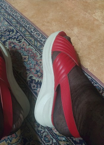 Kırmızı Tokalı Dolgu Topuk Kadın Sandalet - Görsel 5