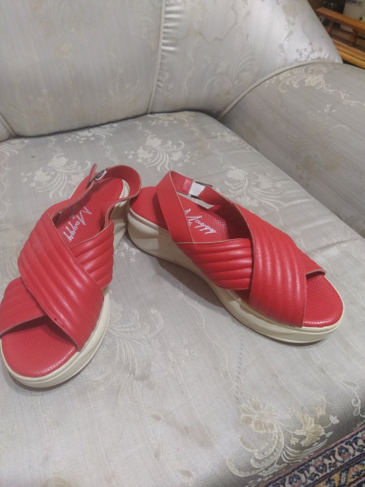 Kırmızı Tokalı Dolgu Topuk Kadın Sandalet - Görsel 2