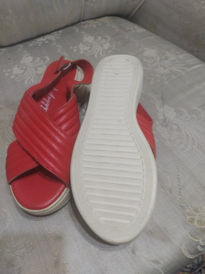 Kırmızı Tokalı Dolgu Topuk Kadın Sandalet - Görsel 3