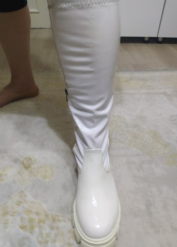 Beyaz Rugan Dizüstü Çizme - Görsel 4