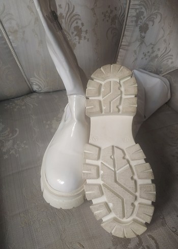 Beyaz Rugan Dizüstü Çizme - Görsel 3