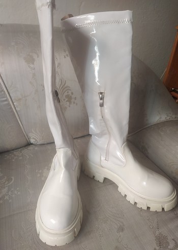 Beyaz Rugan Dizüstü Çizme - Görsel 2