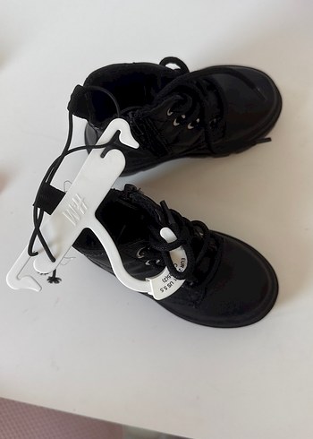 H&M Siyah kız Bebek Bot 20-21 numara