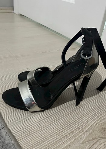 Gri Siyah  Tokalı Stiletto Topuklu - Görsel 2