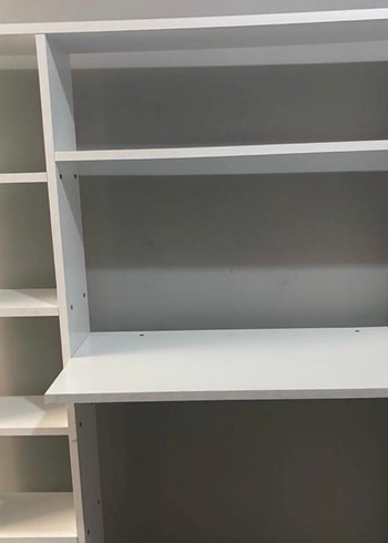 Beyaz ve Gri Dolap Düzenleyici Raf