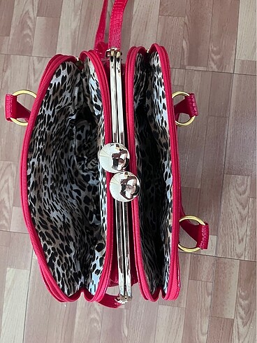 Kırmızı çanta - Görsel 3