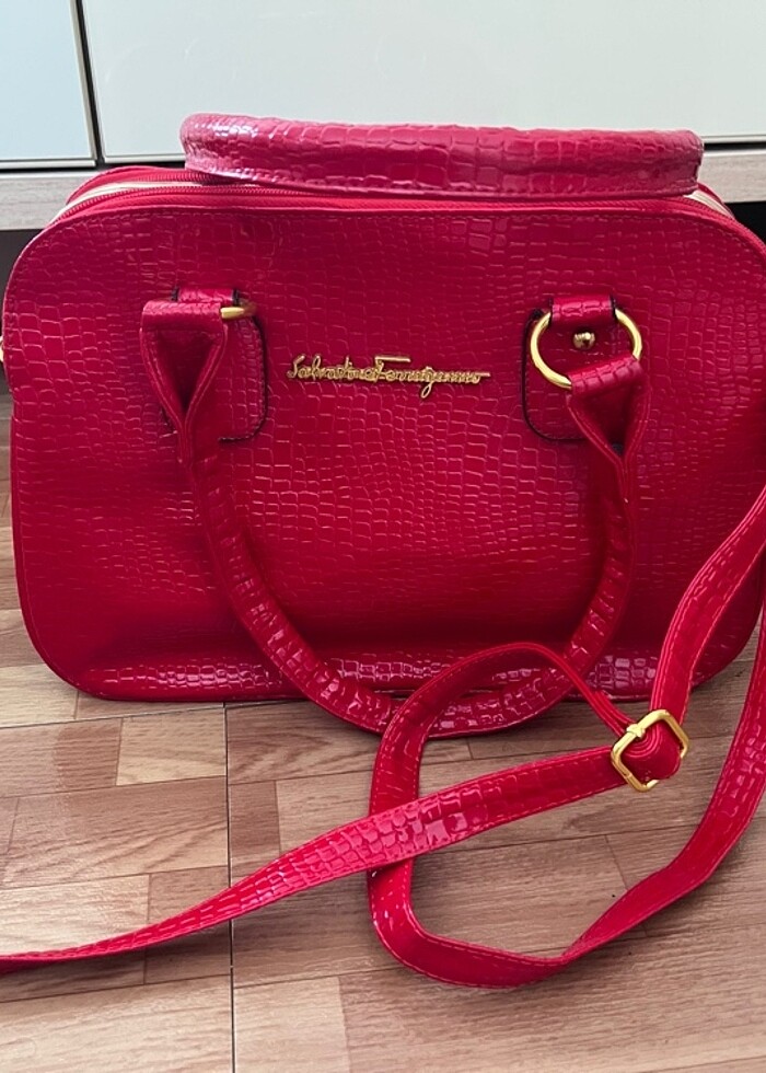 Kırmızı çanta - Görsel 2