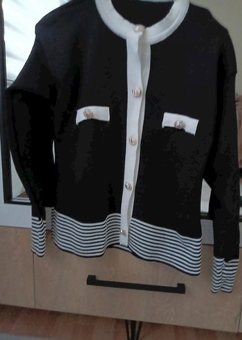 Düğmeli, yakalı, uzun çizgili bluzu - Görsel 3