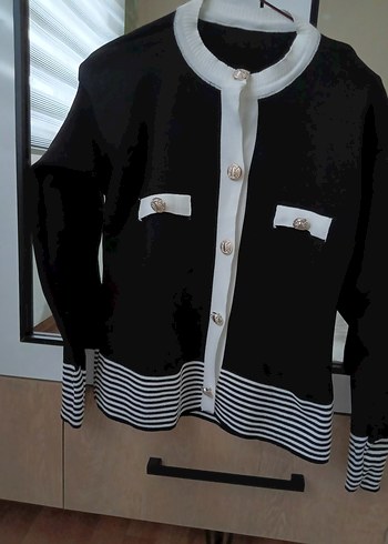 Düğmeli, yakalı, uzun çizgili bluzu - Görsel 4