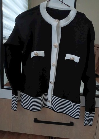 Düğmeli, yakalı, uzun çizgili bluzu - Görsel 2