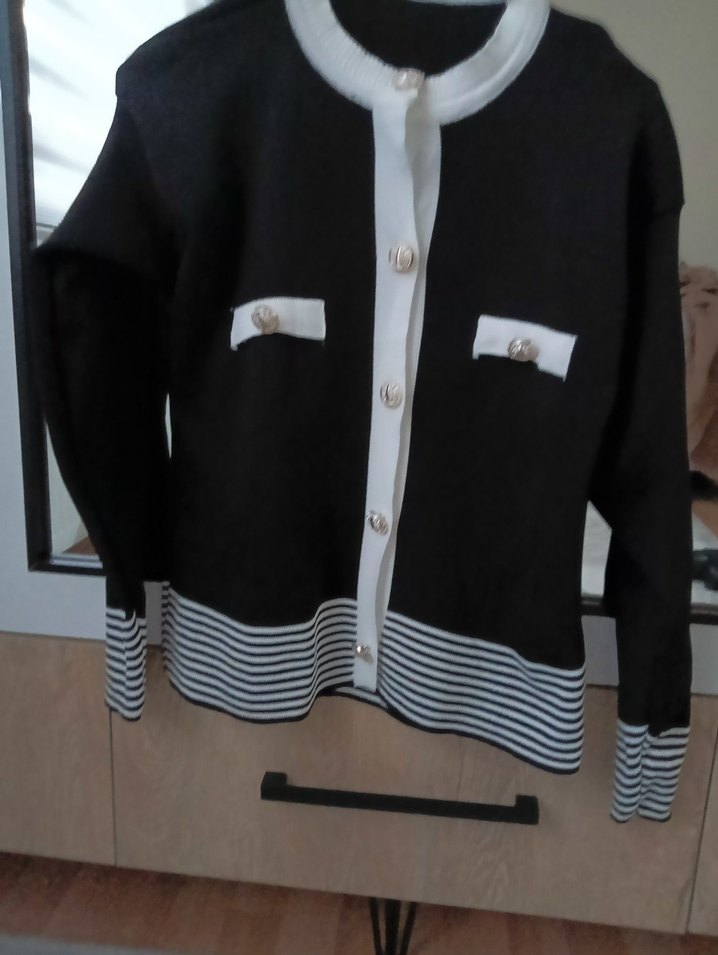 Düğmeli, yakalı, uzun çizgili bluzu - Görsel 3