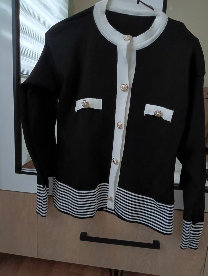 Düğmeli, yakalı, uzun çizgili bluzu - Görsel 4