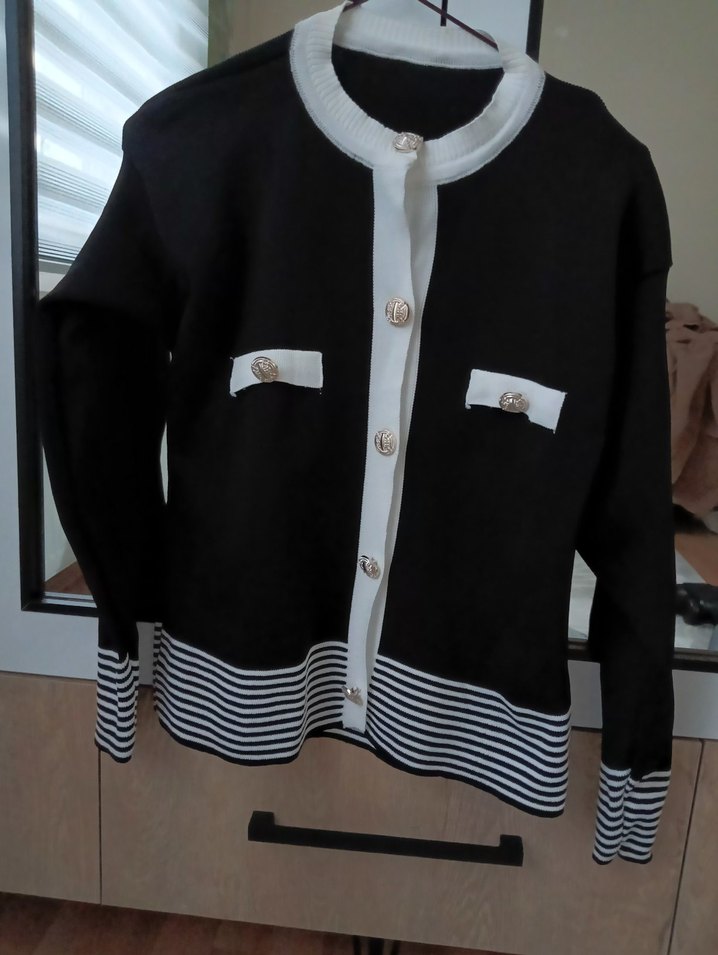 Düğmeli, yakalı, uzun çizgili bluzu - Görsel 2