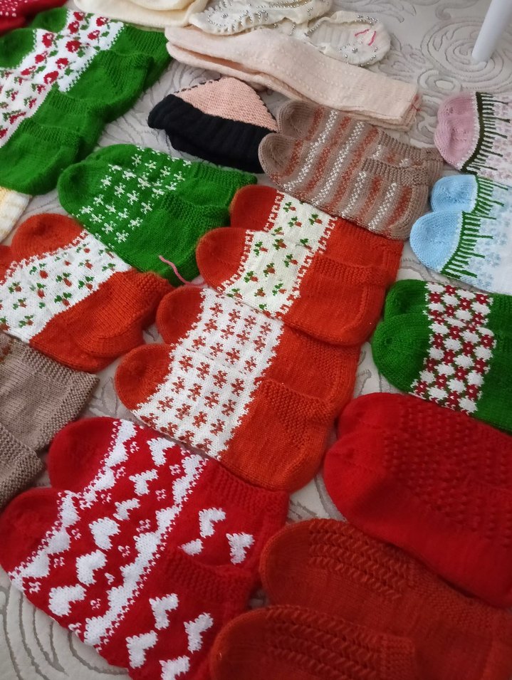 Renkli Geleneksel Örgü Eldivenler - Görsel 3