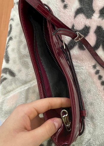 Bordo Parlak Deri Tokalı Kadın Çanta - Görsel 3