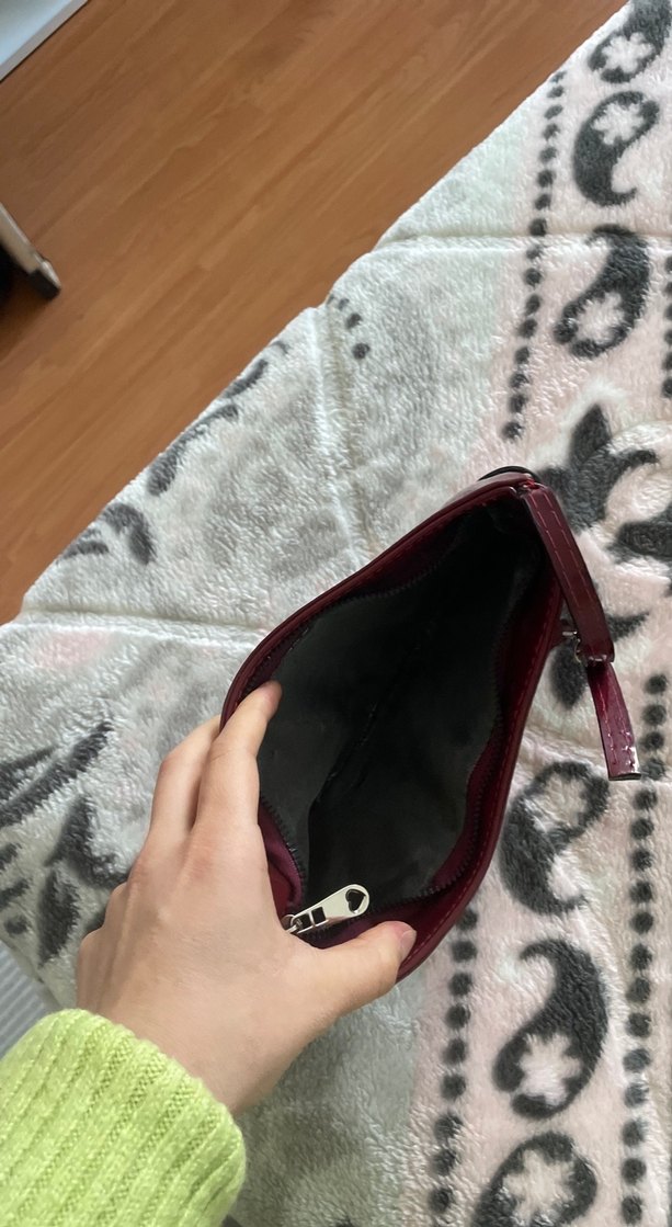 Bordo Parlak Deri Tokalı Kadın Çanta - Görsel 4