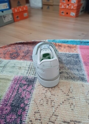 38 Beden beyaz Renk Bayan adidas form spor ayakkabı sıfır ürün