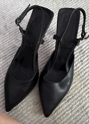 Siyah topuklu ayakkabı stiletto