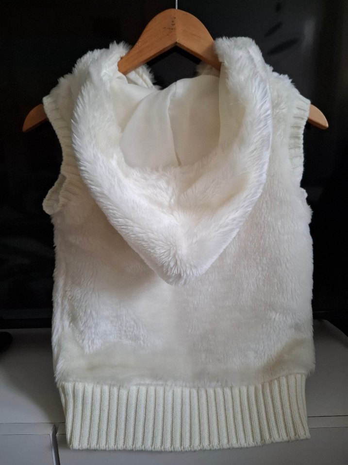 Beyaz Kürk Detaylı Peluş Kapüşonlu Kadın Yelek - Görsel 2