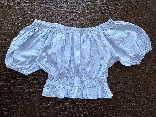 Omzu açık crop bluz