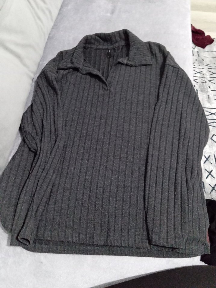 Gri V Yaka Düğmeli Kadın Triko - Görsel 2