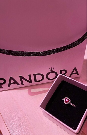 Pandora Işıltılı Kırmızı Yüksek Taşlı Kalp Yüzük