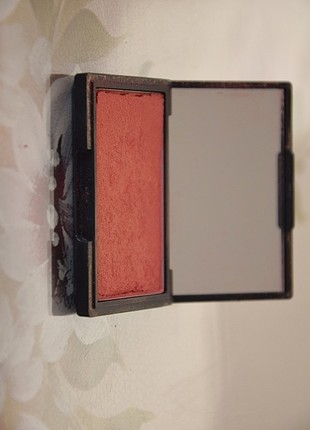 Sleek rose gold allık