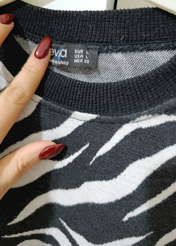 Kadın Siyah Beyaz Zebra Desenli Kısa Kazak - Görsel 2