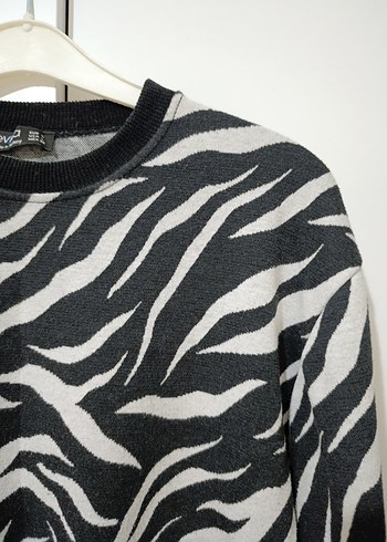 Kadın Siyah Beyaz Zebra Desenli Kısa Kazak - Görsel 3