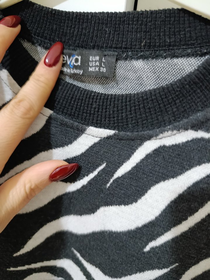 Kadın Siyah Beyaz Zebra Desenli Kısa Kazak - Görsel 2