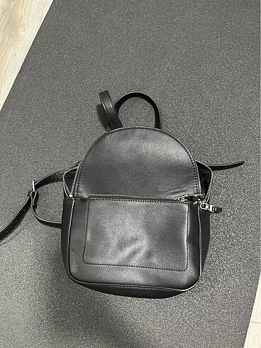siyah stradivarius sirt cantasi