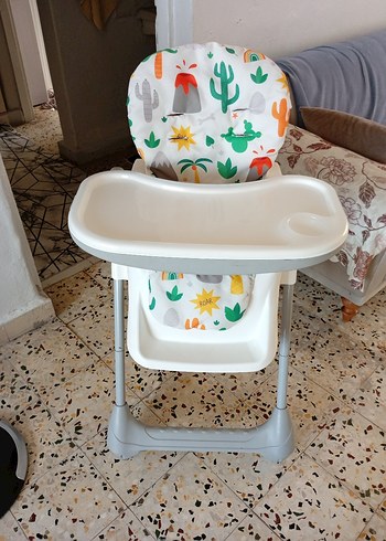 Beyaz ve Gri Desenli Bebek Mama Sandalyesi