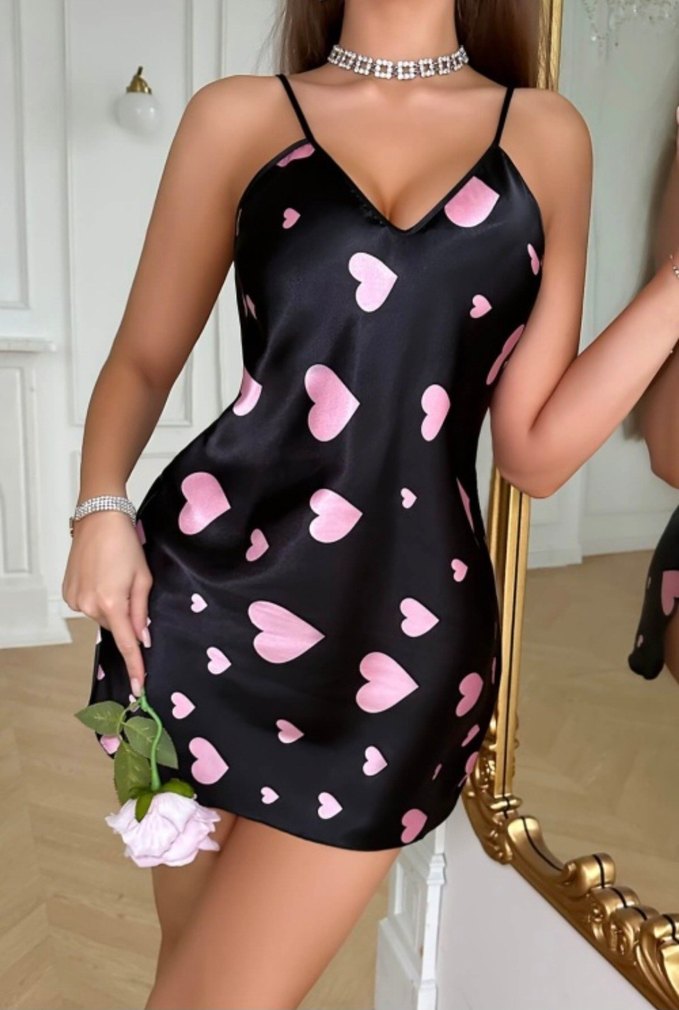 Pembe Kalp Desenli Siyah Saten Gecelik - Görsel 2