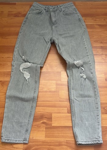 Gri Yırtık Detaylı Salaş Kadın Kot Pantolon